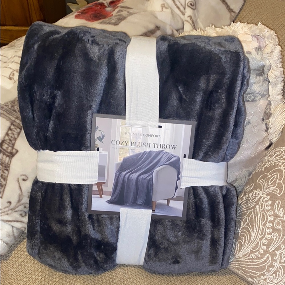 🩶NWT Gray Plush Throw Blanket by Premier Comfort